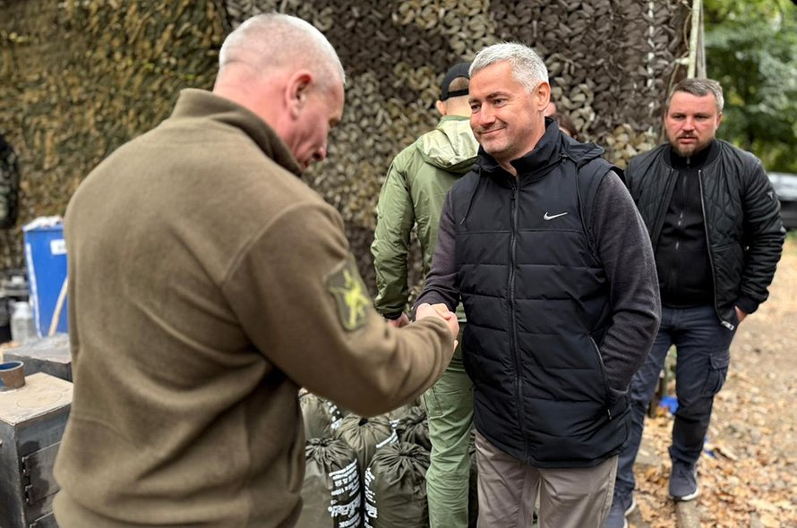 Moskovskie-notariusy-peredali-voennym-tehniku-i-pechi-dlja-fronta