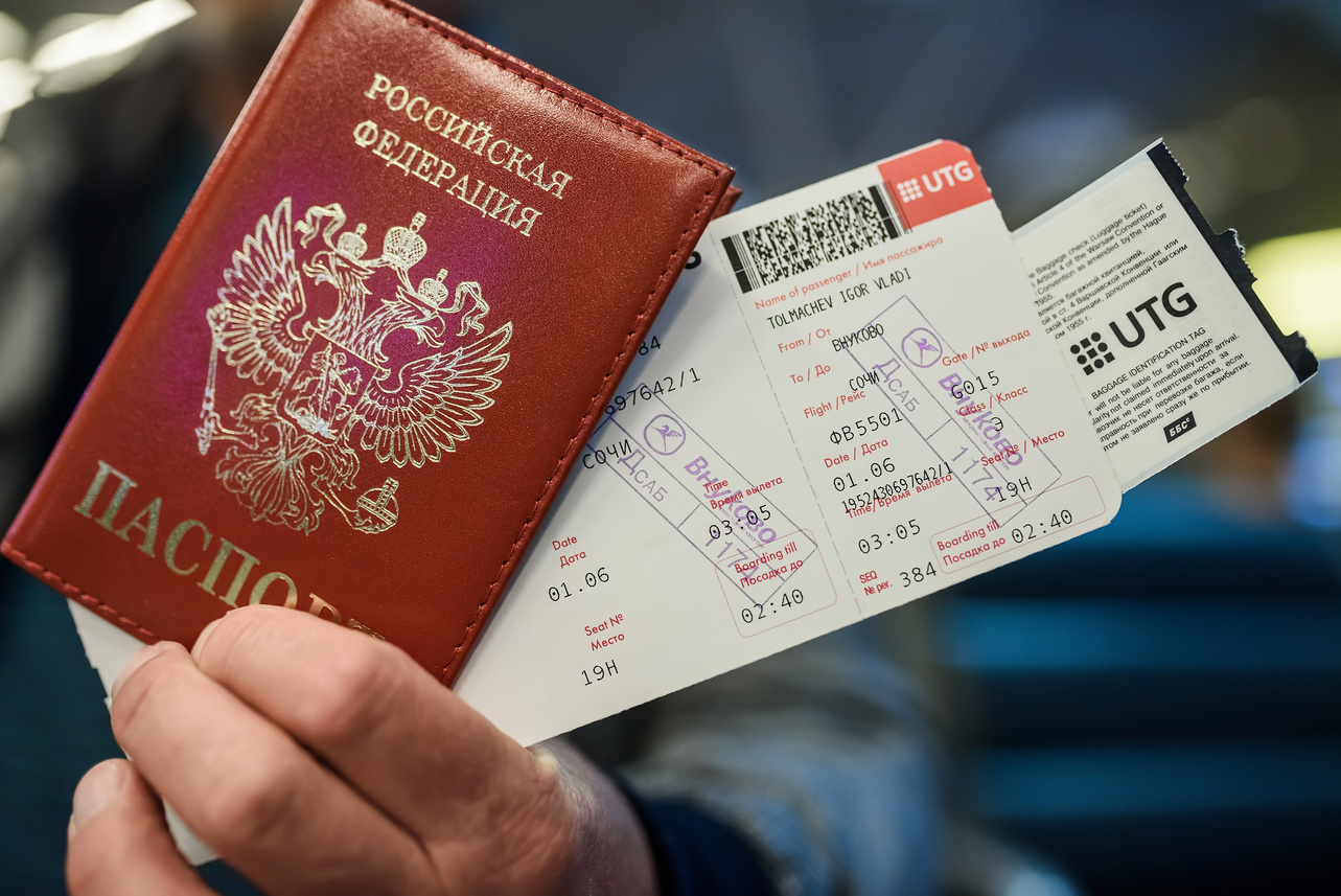 Фото билета на самолет в паспорте