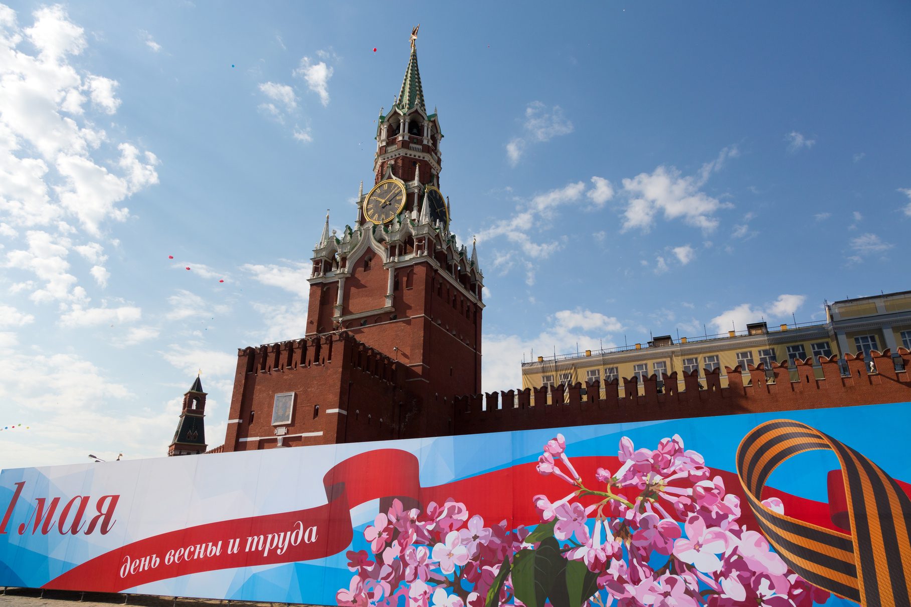 Dorogie-notariusy-Rossii-s-prazdnikom-vesny-truda-i-mira