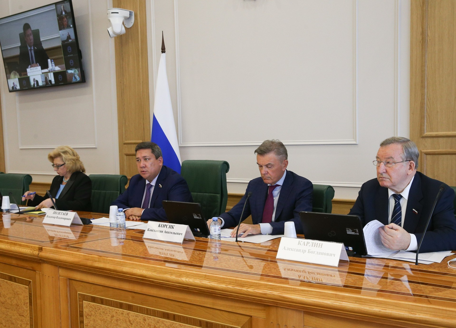 Puti-razvitija-notariata-obsudili-za-kruglym-stolom-v-Sovete-Federacii